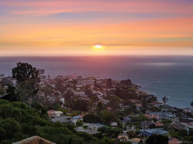 7520 Hillside Dr, La Jolla CA: https://media.crmls.org/mediaz/a55a617c-1c54-4053-9367-0a54ac3658c2.jpg