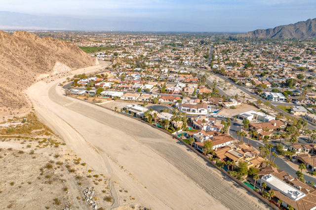 77170 Casa Del Sol, La Quinta CA: https://media.crmls.org/mediaz/a55af016-8874-42d7-8ee6-6bf872959541.jpg