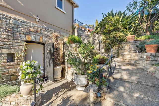 28 Marina Court Dr, San Rafael CA: https://media.crmls.org/mediaz/a55b535c-486e-4024-9ed8-aaaef2c5c12d.jpg