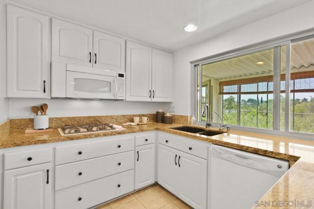 9633 Pebble Beach Dr, Santee CA: https://media.crmls.org/mediaz/a55b9a40-a246-4521-8dc4-321a068f30d5.jpg
