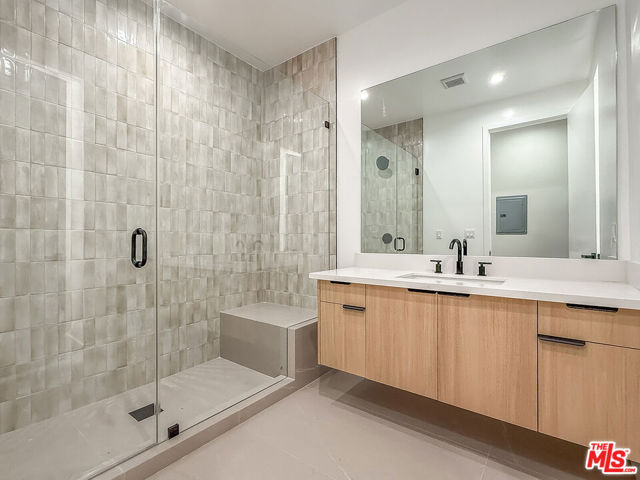 150 N Arnaz Drive, Beverly Hills CA: https://media.crmls.org/mediaz/a55ce43e-5555-42be-8287-063a8f812834.jpg