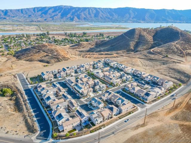 532 Enzo St, Lake Elsinore CA: https://media.crmls.org/mediaz/a55e2c28-174a-4848-b858-8e46da2644e2.jpg