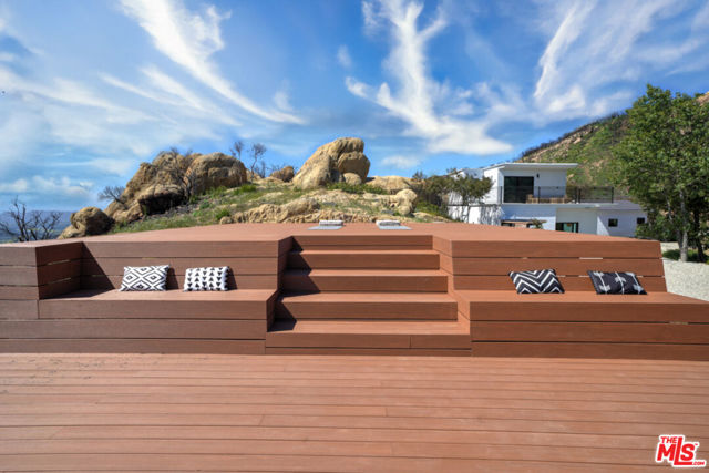 24641 Piuma Road, Malibu CA: https://media.crmls.org/mediaz/a55e4987-5dcd-4121-8f65-48fa3175f848.jpg