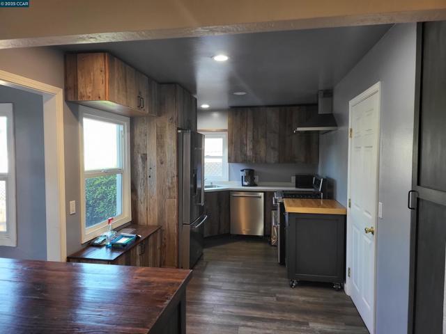 814 Marin Rd, El Sobrante CA: https://media.crmls.org/mediaz/a55ee016-1a5d-4532-9b66-503e204dfcb3.jpg