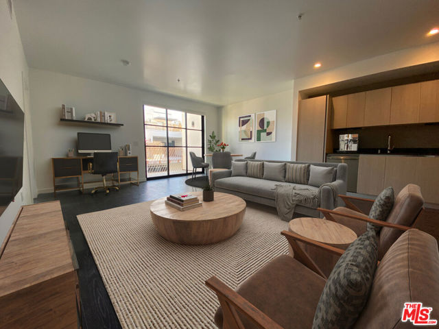 5800 Harold Way, Los Angeles CA: https://media.crmls.org/mediaz/a55f8410-ba00-493d-a950-a17bfec61d37.jpg