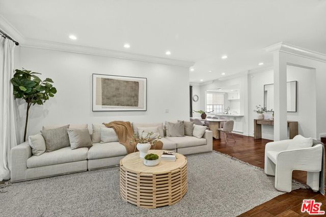 315 N Swall Drive, Beverly Hills CA: https://media.crmls.org/mediaz/a55f9278-37b2-4e21-a02e-077afec2a159.jpg