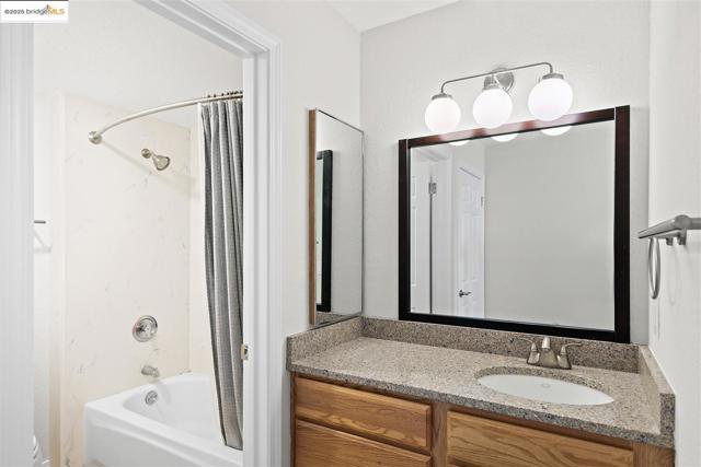 1301 Quarry Ct, Richmond CA: https://media.crmls.org/mediaz/a56003c1-c7cb-4fb2-987d-a08fb3aa66cd.jpg