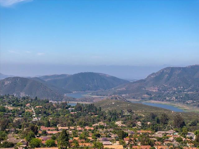 1373 Stoneridge Circle, Escondido CA: https://media.crmls.org/mediaz/a5633130-b67f-4591-a65c-f09438677fc9.jpg