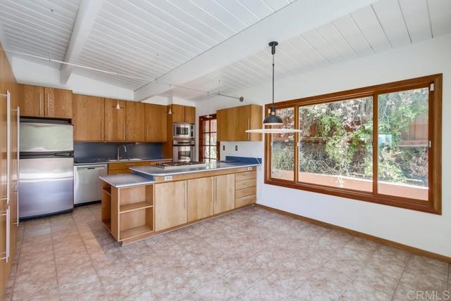 6032 Adobe Falls Rd, San Diego CA: https://media.crmls.org/mediaz/a563b69f-0fc0-4b0d-88b8-d7d1aa27694d.jpg