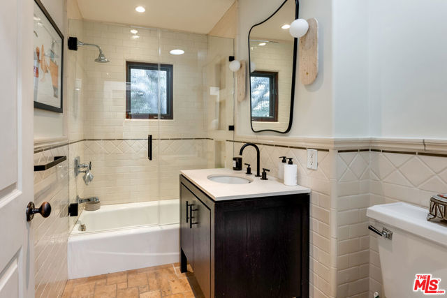 338 Westbourne Drive, West Hollywood CA: https://media.crmls.org/mediaz/a563bd18-68d2-4a18-803a-5f760dfca085.jpg