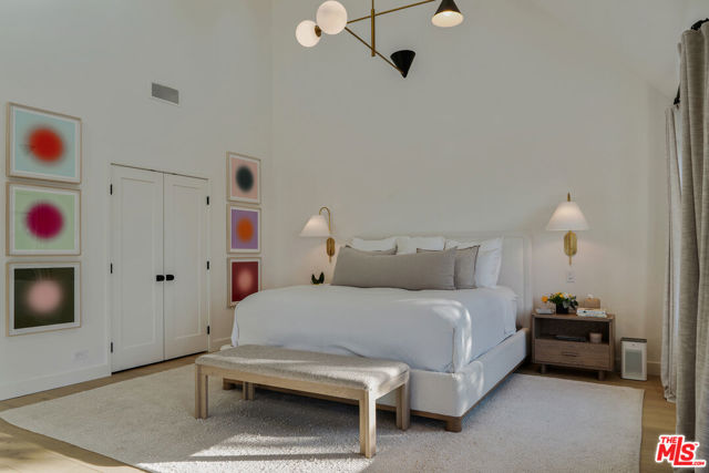 654 S Cumberland Drive, Lake Arrowhead CA: https://media.crmls.org/mediaz/a563e6d9-a3db-49d8-bfa1-68016c5477b4.jpg