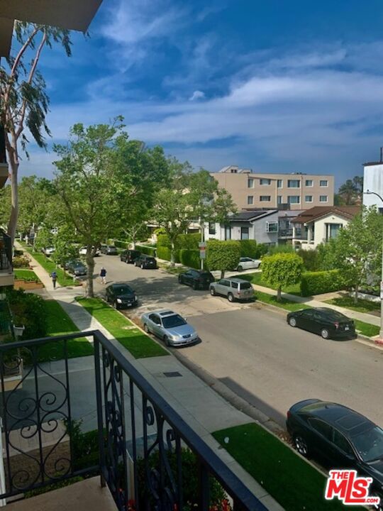1097 S Bedford Drive, Los Angeles CA: https://media.crmls.org/mediaz/a5648192-db14-479a-ac9c-d20f52715a10.jpg