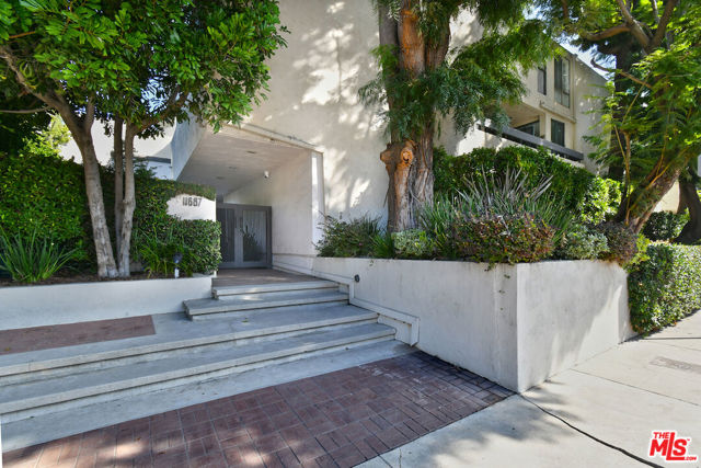 11687 Bellagio Road, Los Angeles CA: https://media.crmls.org/mediaz/a564f602-9056-43f0-9e82-5e2e7d8a3720.jpg