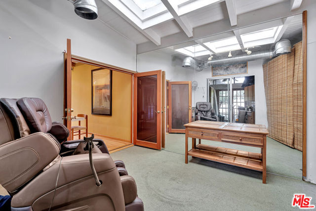 15511 Woodcrest Drive, Sherman Oaks CA: https://media.crmls.org/mediaz/a56647f2-3aeb-4afd-a3c3-d78589400ef1.jpg