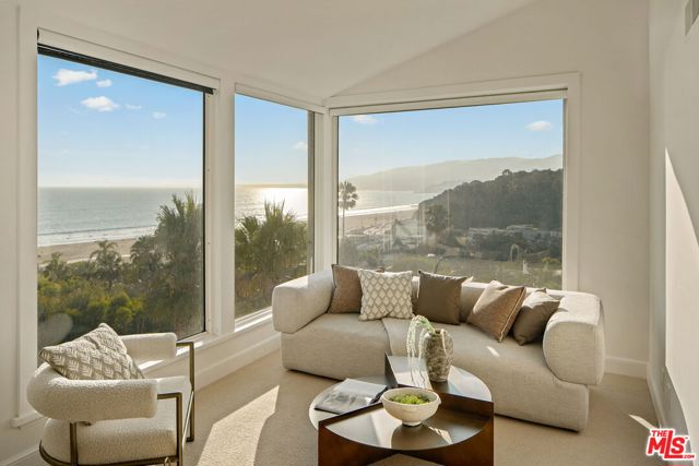 143 Ocean Avenue Ext, Santa Monica CA: https://media.crmls.org/mediaz/a56686a7-3cfc-4db5-bcf4-593949b4f12c.jpg