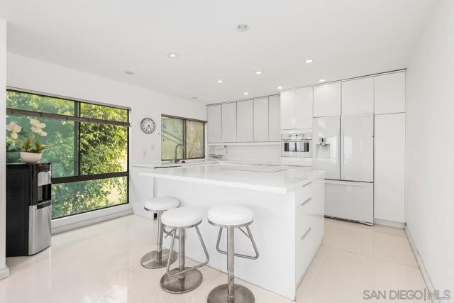 6423 Caminito Aronimink, La Jolla CA: https://media.crmls.org/mediaz/a566c8d8-f18f-42b7-be88-e18c76888668.jpg