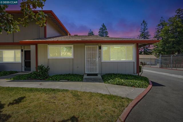 3797 Oxford Cmn, Fremont CA: https://media.crmls.org/mediaz/a567542a-d2c9-4ed9-886f-95f73bf93b9b.jpg