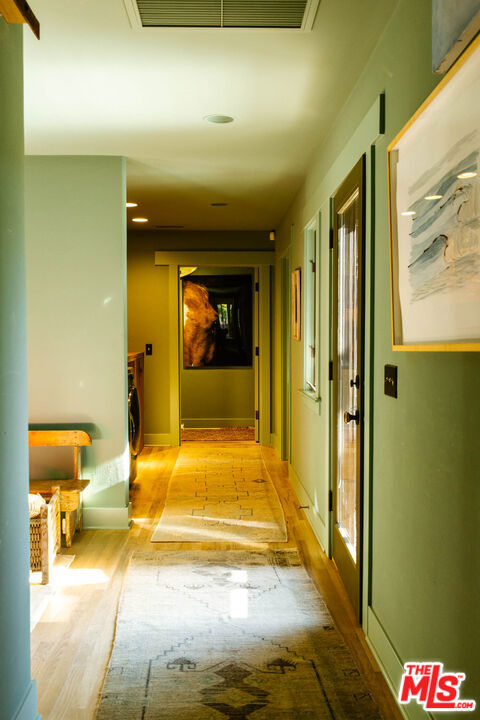 https://media.crmls.org/mediaz/a567547c-522d-4f88-935c-5c8ec24ce217.jpg?preset=X-Large