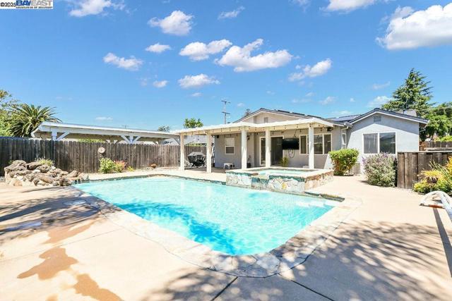 46 E Thirteenth St, Antioch CA: https://media.crmls.org/mediaz/a5677943-b349-4277-9803-64475303cdc8.jpg