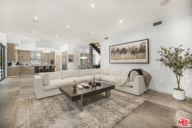 5304 Louise Avenue, Encino CA: https://media.crmls.org/mediaz/a56783ca-b4d0-48a2-bdfa-528aece12f92.jpg