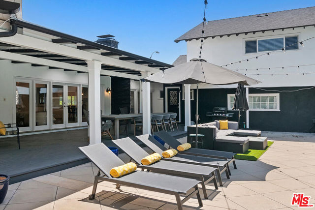 4909 Encino Terrace, Encino CA: https://media.crmls.org/mediaz/a568141e-fecf-4610-b877-aee9417cd2c1.jpg