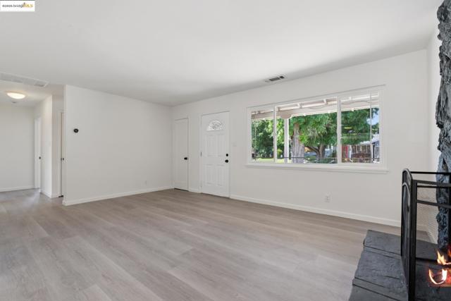 41 Belinda Dr, Pleasant Hill CA: https://media.crmls.org/mediaz/a5683c05-1d2e-4ccd-9364-9cffcec496e2.jpg