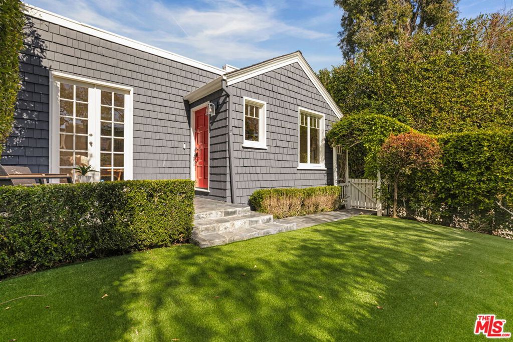 8923 Dorrington Avenue