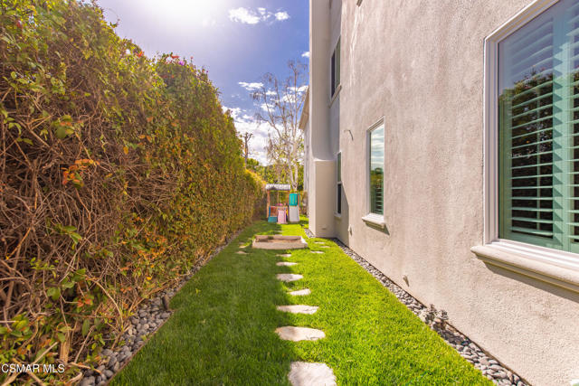 1008 N Country Club Drive, Simi Valley CA: https://media.crmls.org/mediaz/a56c3b43-0925-446b-91e9-17708c9d1d3d.jpg