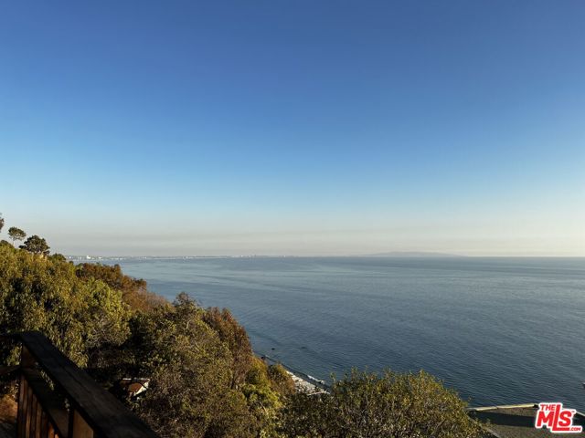 20706 Rockpoint Way, Malibu CA: https://media.crmls.org/mediaz/a56c53de-7ea3-4dcc-8299-1724996b3c86.jpg