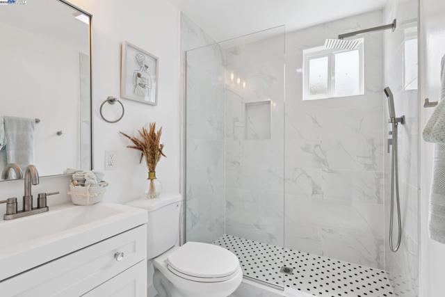 511 59Th St, Oakland CA: https://media.crmls.org/mediaz/a56dae45-87b7-4c81-b7fe-e691566155d3.jpg