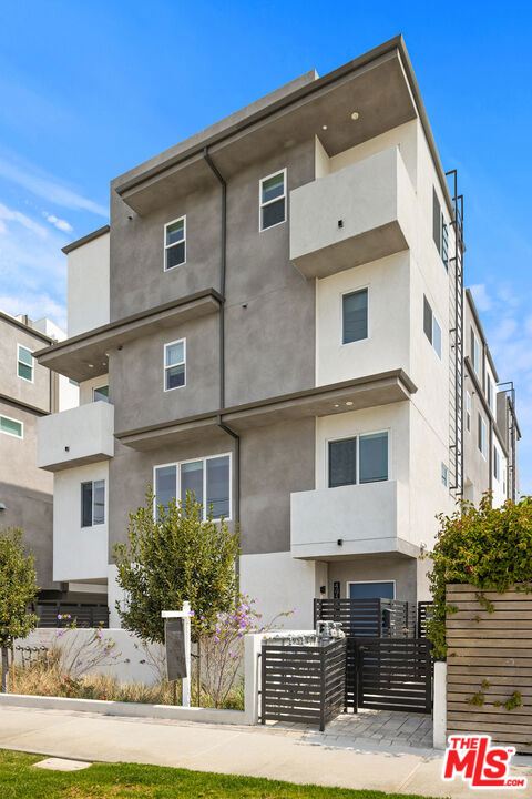 4916 1/2 S Centinela Avenue, Los Angeles CA: https://media.crmls.org/mediaz/a56dd0fe-59c3-4f62-8e10-38f766fc5391.jpg