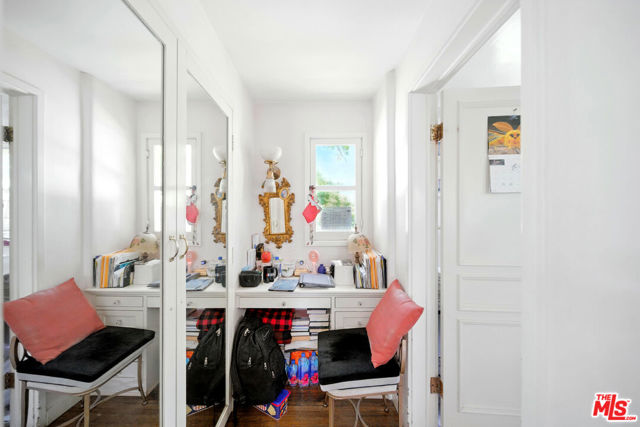 602 N Crescent Drive, Beverly Hills CA: https://media.crmls.org/mediaz/a56e160a-e853-4fa4-b421-4ddcf6988208.jpg