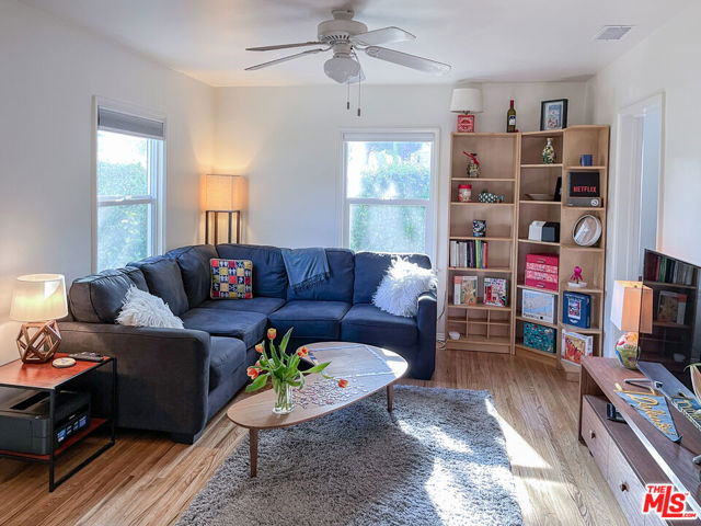10739 Jefferson Boulevard, Culver City CA: https://media.crmls.org/mediaz/a56e230d-2a17-483b-9cce-29be02249632.jpg
