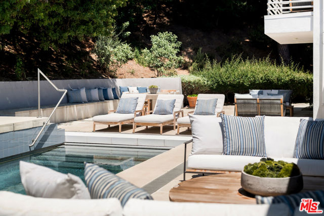 811 N Hillcrest Road, Beverly Hills CA: https://media.crmls.org/mediaz/a56e8695-ad7e-40ae-9f1c-adf97b28fe18.jpg