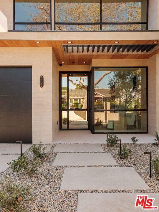 517 N Edinburgh Avenue, Los Angeles CA: https://media.crmls.org/mediaz/a56ef215-fbac-4994-a373-036193584e7b.jpg