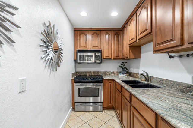 575 N Villa Court, Palm Springs CA: https://media.crmls.org/mediaz/a56f8286-6bff-45df-bd94-39f2557e1a86.jpg