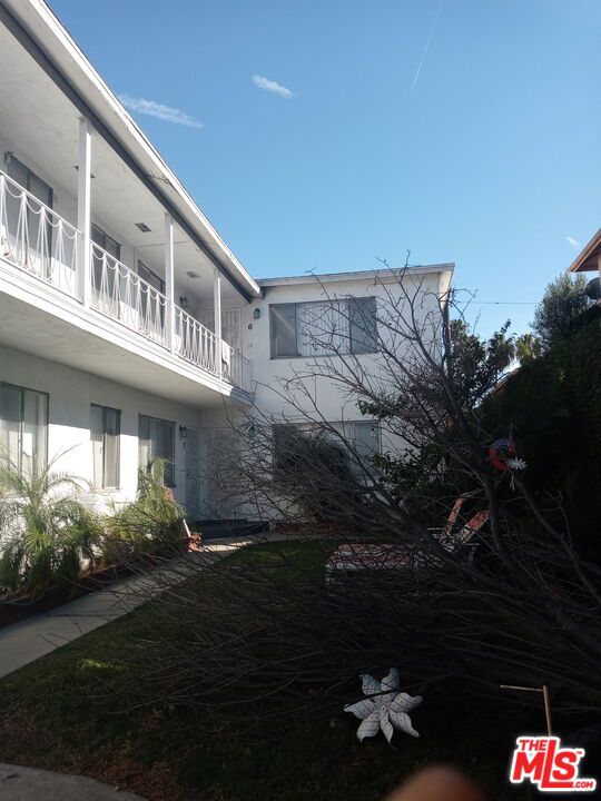 7208 S La Cienega Boulevard, Inglewood CA: https://media.crmls.org/mediaz/a570166e-76d2-47c8-b650-46eb534e22e4.jpg