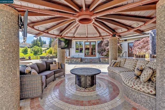 1121 Eagle Nest Ct, Danville CA: https://media.crmls.org/mediaz/a5706efe-142e-444b-806d-b94d00920bf1.jpg