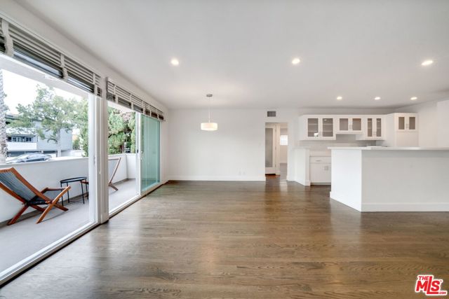 2101 California Avenue, Santa Monica CA: https://media.crmls.org/mediaz/a5707c47-8b44-480c-9992-1aa7d84fa047.jpg
