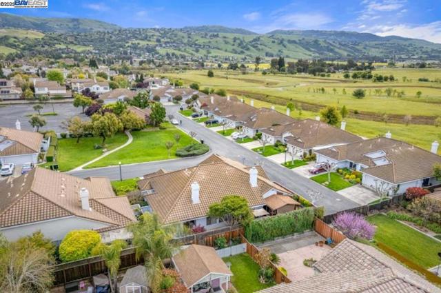 16935 Sugar Pine Dr, Morgan Hill CA: https://media.crmls.org/mediaz/a57093a2-baa8-4d3b-bb52-2169a013dbf8.jpg