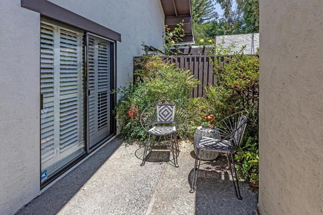 2435 Sharon Oaks Drive, Menlo Park CA: https://media.crmls.org/mediaz/a5725e22-94ed-4580-a207-91b75cd03495.jpg