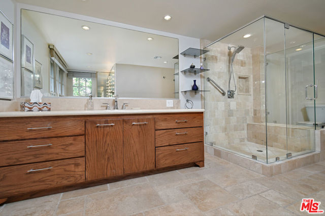 15213 Del Gado Drive, Sherman Oaks CA: https://media.crmls.org/mediaz/a572fd12-d97e-46e2-bf41-779e95a507f6.jpg