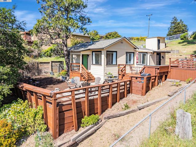 19975 JOHN DR, Castro Valley CA: https://media.crmls.org/mediaz/a5734d90-9091-4b3a-b626-b96098691b83.jpg
