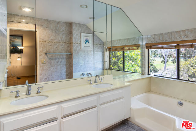 14311 Hartsook Street, Sherman Oaks CA: https://media.crmls.org/mediaz/a5741aac-0205-49d7-b2ed-2770d42b9d3f.jpg