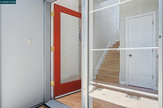 1017 45Th St, Emeryville CA: https://media.crmls.org/mediaz/a5751ab2-e9a0-4bca-b3bb-dbc830a7eb27.jpg