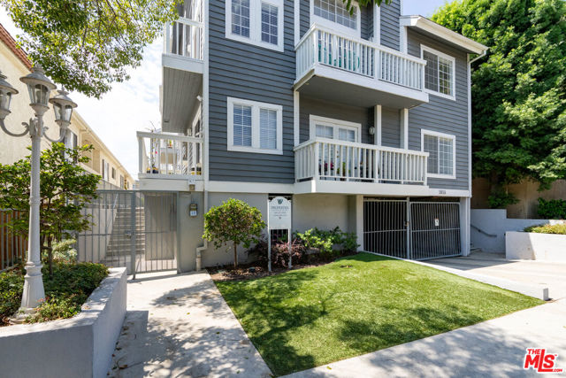 1315 S Carmelina Avenue, Los Angeles CA: https://media.crmls.org/mediaz/a575553b-553c-4770-aae8-f5e93182cd81.jpg