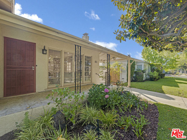4215 Mentone Avenue, Culver City CA: https://media.crmls.org/mediaz/a5757069-262d-4ec1-8e5e-86fbd6c8cac8.jpg