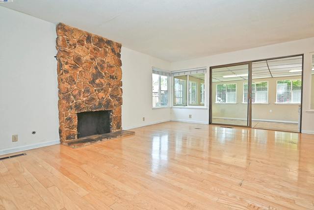 4919 Mohr Ave, Pleasanton CA: https://media.crmls.org/mediaz/a57644cf-0ab9-4e6f-810b-9464f8052833.jpg