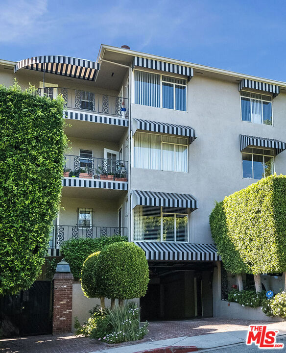 1219 SUNSET PLAZA Drive, West Hollywood CA: https://media.crmls.org/mediaz/a5768293-ba2a-4772-9bf9-3bc8a35547c3.jpg