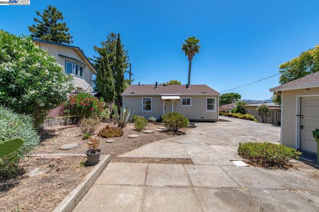 17673 Dorson Ln, Castro Valley CA: https://media.crmls.org/mediaz/a576962d-e341-460e-bc1c-d697b87c79cb.jpg